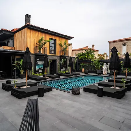 The Local House فندق ألاتشاتي