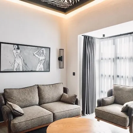The Local House فندق *