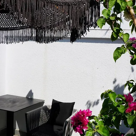 The Local House فندق *