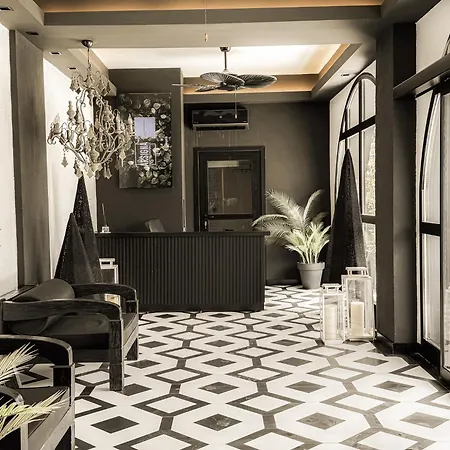 فندق The Local House